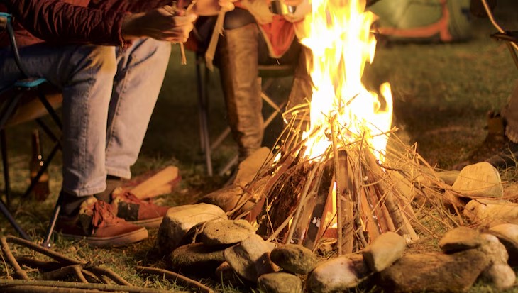 Menyalakan Api Saat Camping? Begini Latihan Survival yang Aman