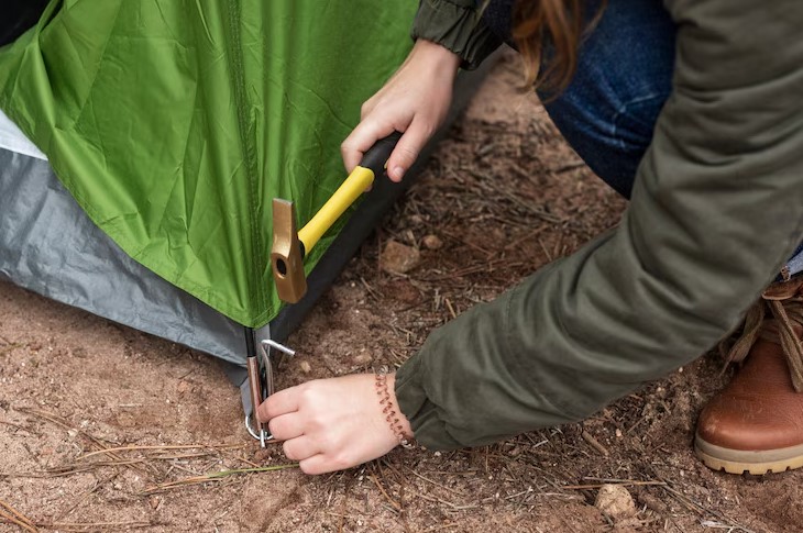 Shelter Darurat Outdoor: Prinsip Perlindungan Efektif dari Atas, Samping, dan Bawah