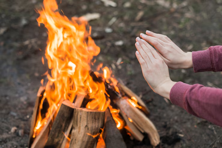 menyalakan api saat camping