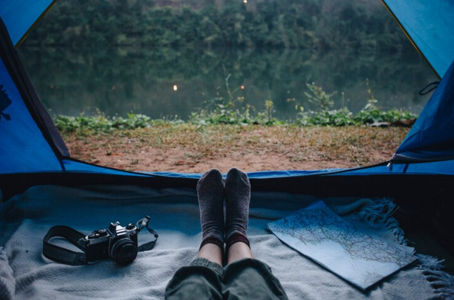 Memilih Lokasi Tenda untuk Tidur Nyaman Saat Berkemah