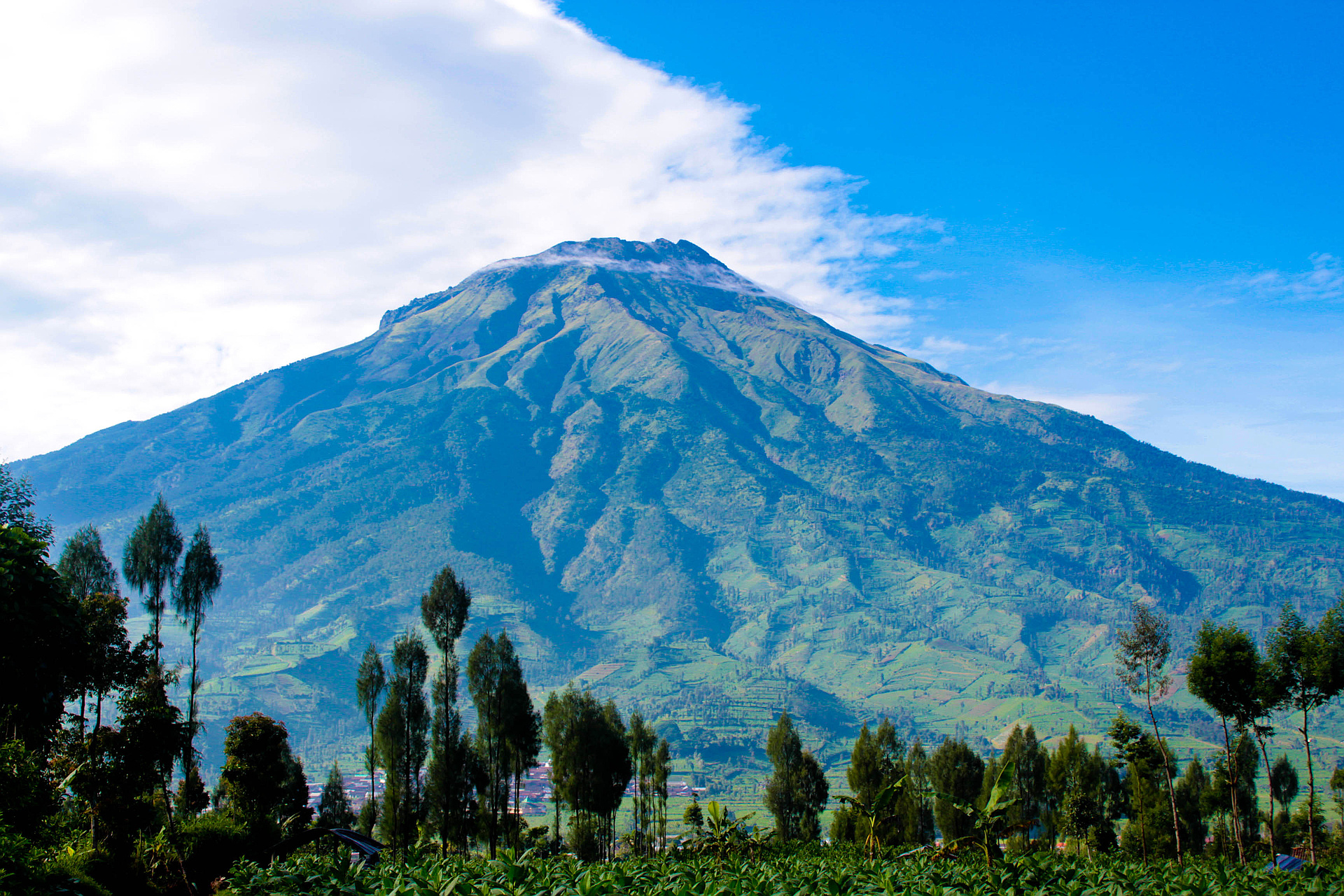 Pendakian Gunung Sumbing tiga kabupaten