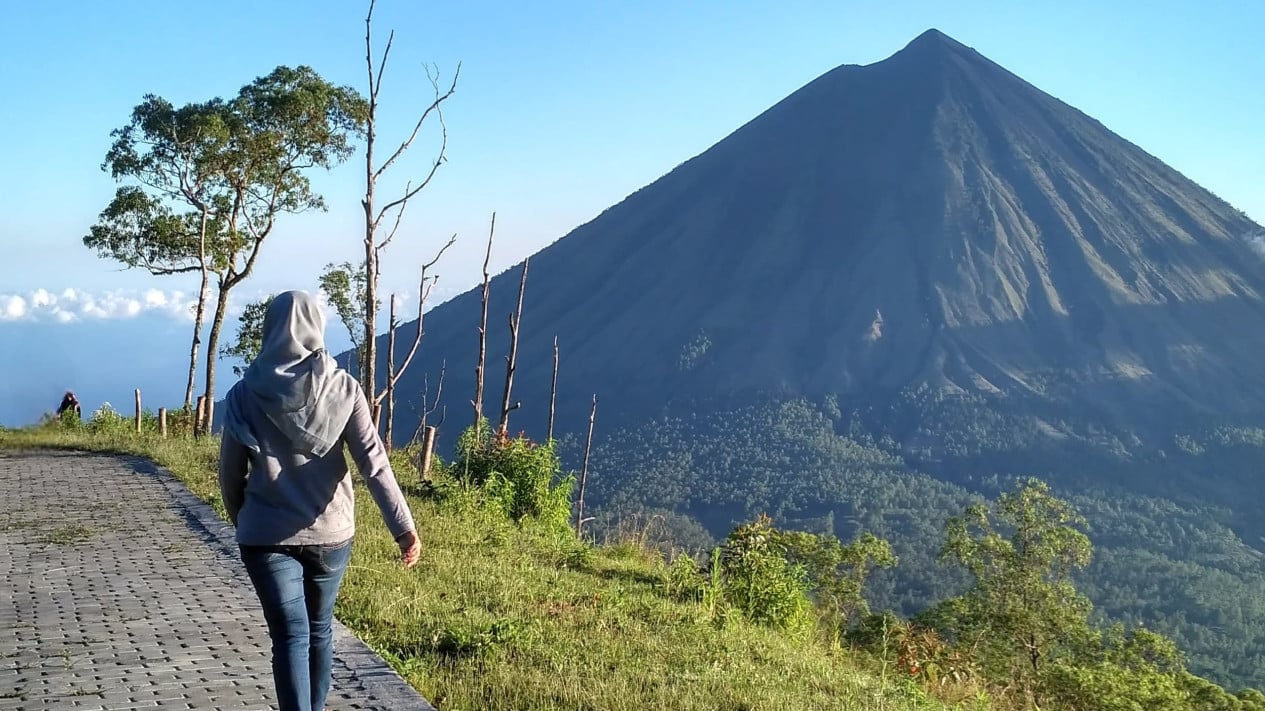 Gunung Inerie Ibu Agung di Atas Awan