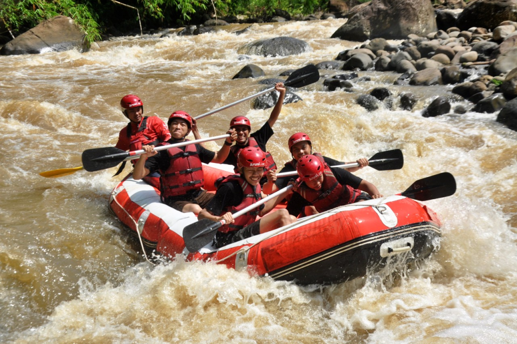 Adventure Menantang Arung Jeram Terliar di Indonesia: Destinasi Ekstrem Gen Z 2025
