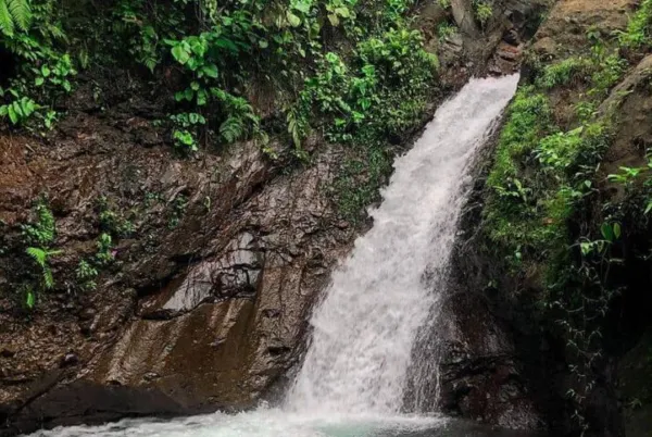 7 Air Terjun Tersembunyi Jawa Barat Wajib Dikunjungi 2025 – Hidden Gems yang Lagi Naik Daun