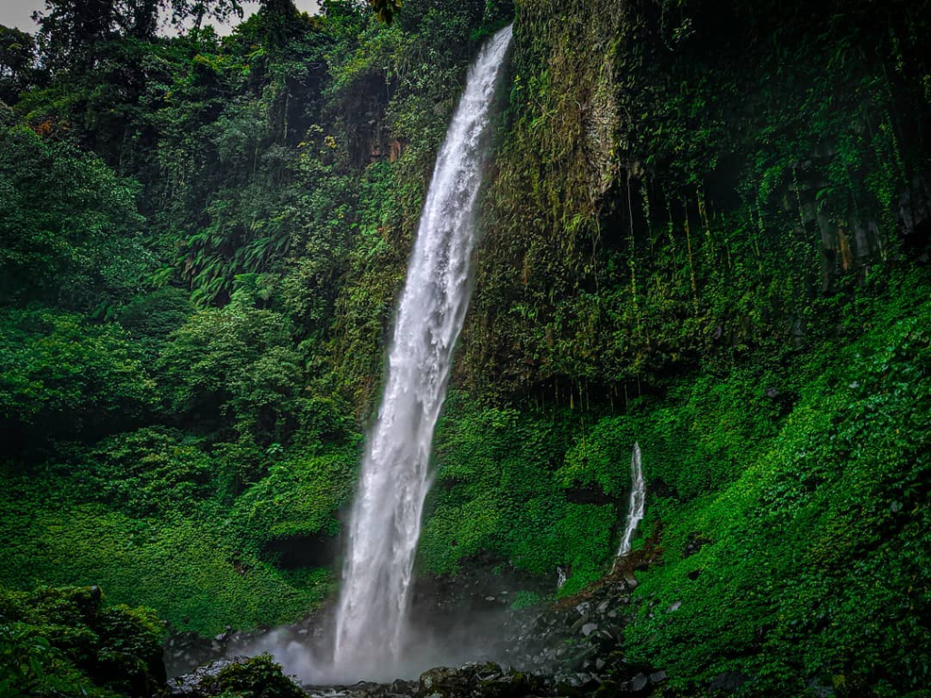 7 Air Terjun Tersembunyi Jawa Barat Wajib Dikunjungi 2025 – Hidden Gems yang Lagi Naik Daun