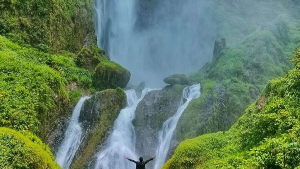 7 Air Terjun Tersembunyi Jawa Barat Wajib Dikunjungi 2025 – Hidden Gems yang Lagi Naik Daun