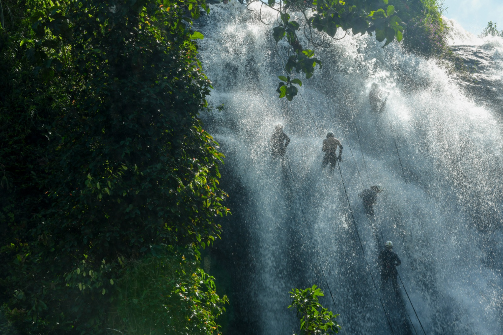 7 Air Terjun Tersembunyi Jawa Barat Wajib Dikunjungi 2025 – Hidden Gems yang Lagi Naik Daun