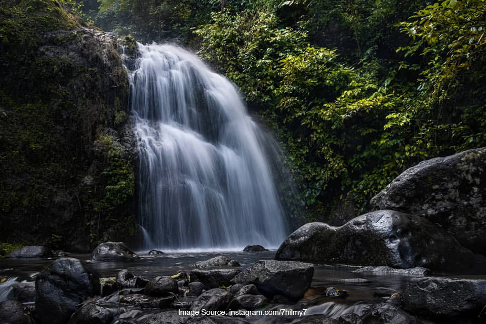 7 Air Terjun Tersembunyi Jawa Barat Wajib Dikunjungi 2025 – Hidden Gems yang Lagi Naik Daun