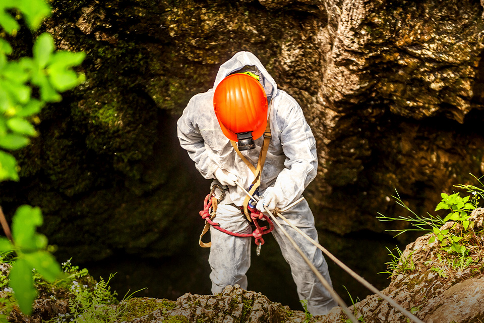 7 Tips Caving Adventure Aman di Indonesia Wajib Coba