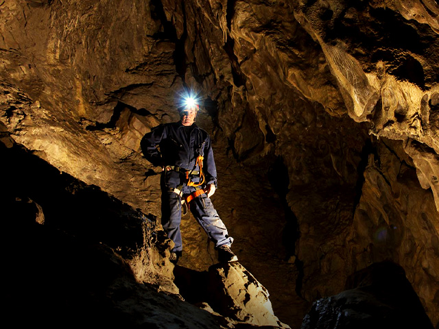 7 Tips Caving Adventure Aman di Indonesia Wajib Coba