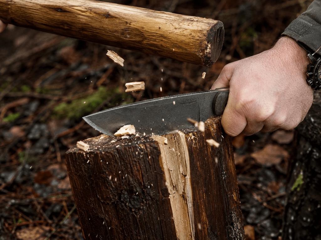 5 Alat Survival Bushcraft Wajib Dibawa Saat Masuk Hutan Belantara 3 Pisau fixed blade full tang digunakan untuk membelah kayu dengan teknik batoning di hutan.