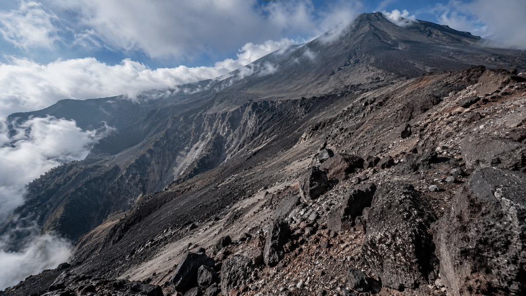 Wajib Tahu, Gunung Agung Ditutup Saat Pujawali 21 Oktober–5 November 11 Lereng pasir vulkanik curam dan tebing batu terjal jalur Gunung Agung yang berisiko tinggi tanpa pemandu dan tim evakuasi.