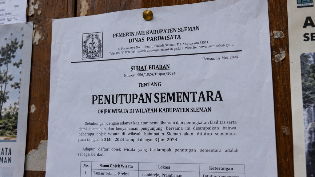 Karhutla Tanjung Puting Tinggal 600 Meter dari Feeding Camp Orangutan 3 Tampilan jarak dekat surat pengumuman resmi berkop Balai Taman Nasional Tanjung Puting tentang penutupan sementara pintu wisata yang tertempel di papan informasi.